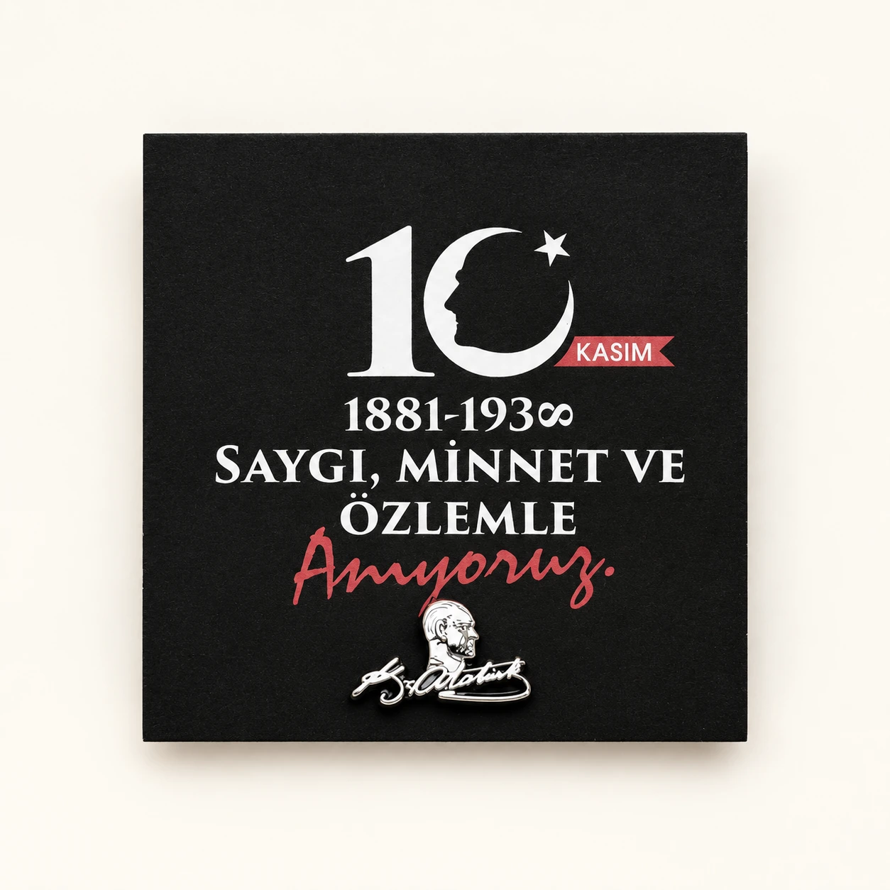 10 Kasım anma kartı üzerinde gümüş Atatürk imza rozeti