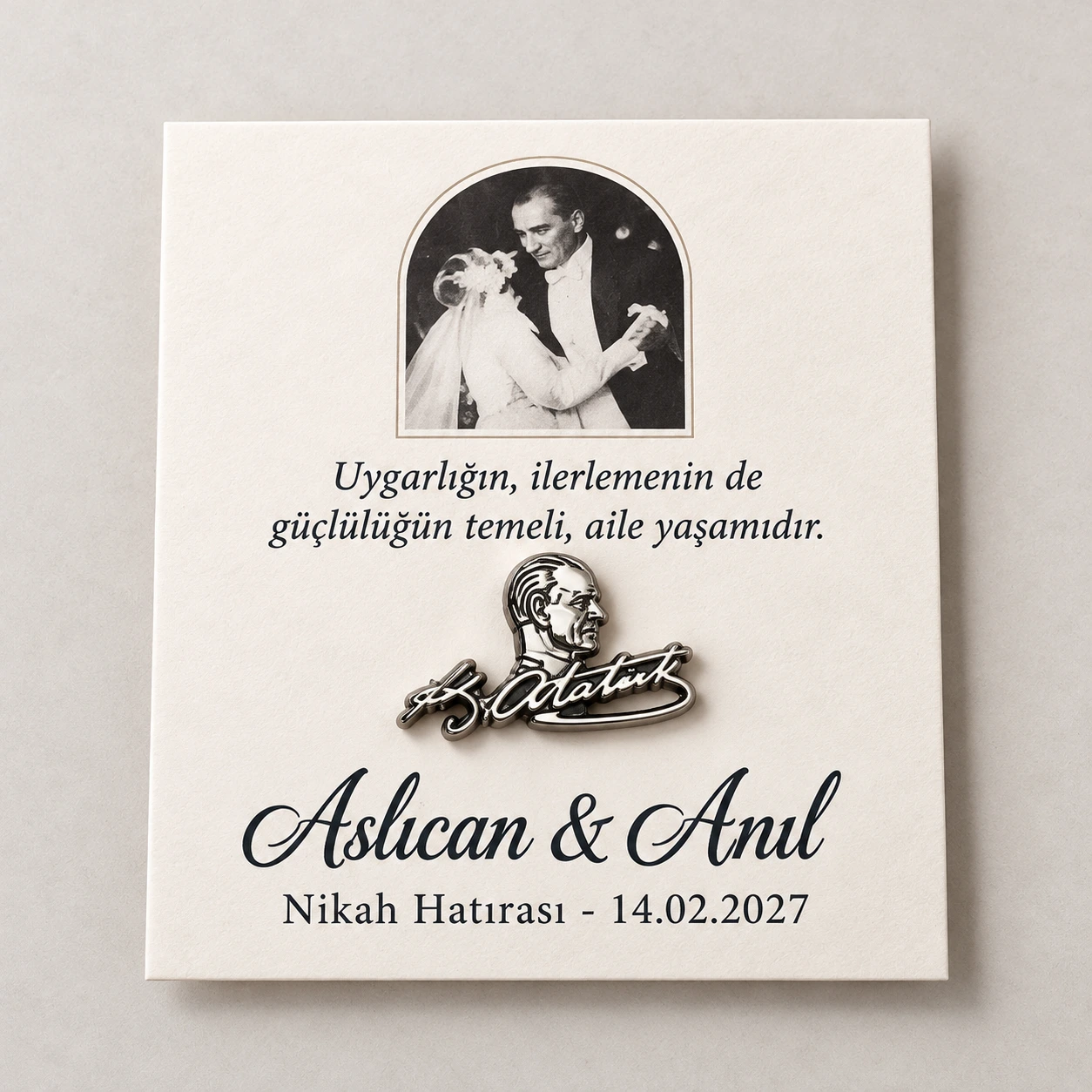 Söz, Nişan, Nikâh ve Düğün İçin Kartlı Hatıra Rozetleri için temsili tek kartlı rozet sunumu